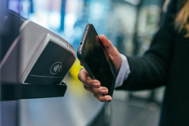Підприємець користується банківським застосунком зі смартфона
