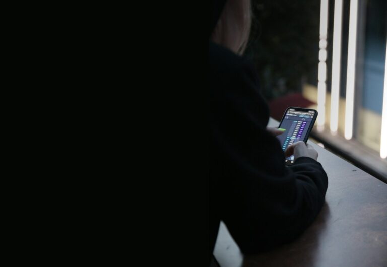 Людина реєструє ФОП зі смартфона через застосунок